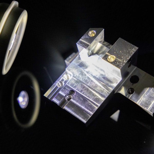 UV-Partikelprüfung zur Sichtbarmachung von Verschmutzungen auf gereinigten Bauteilen