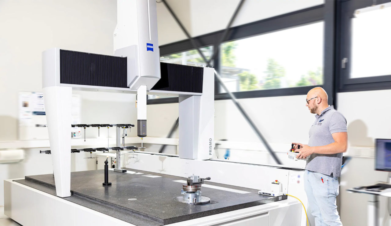 Koordinatenmessmaschine zur hochpräzisen Bauteilvermessung im Messraum von WASSERMANN TECHNOLOGIE